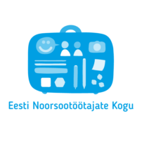 Eesti Noorsootöötajate Kogu logo, sinine kohver ja sinine tekst Eesti Noorsootöötajate Kogu