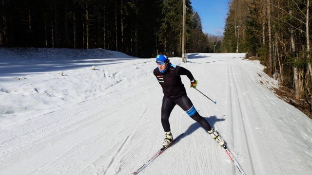 Laskesuusataja Miia treeningul