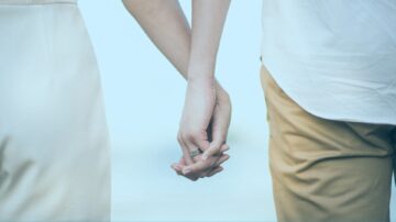 kaks kätt, mis hoiavad teineteisest kinni