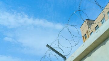 sinine taevas, okastraadiga piiratud tara