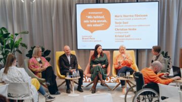 neli inimest (kaks naist, üks mees) istuvad reas üksteise kõrval hubases õhkkonnas